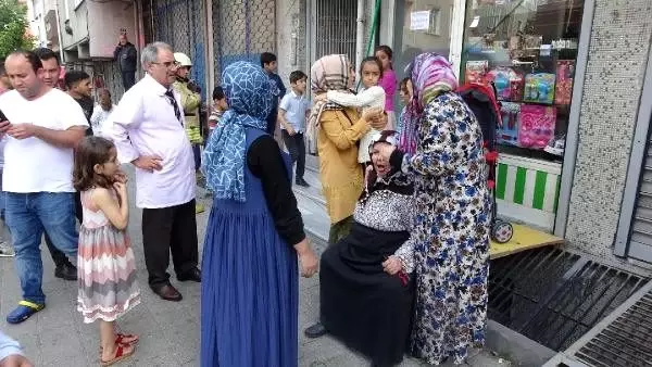Sultangazi'de yangın paniği... Yaşlı kadını komşuları sakinleştirdi Sultangazi'de yangın paniği... Yaşlı kadını komşuları sakinleştirdi