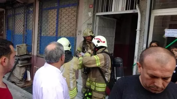 Sultangazi'de yangın paniği... Yaşlı kadını komşuları sakinleştirdi Sultangazi'de yangın paniği... Yaşlı kadını komşuları sakinleştirdi