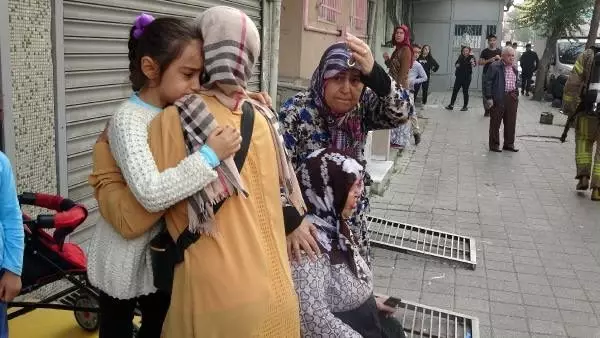 Sultangazi'de yangın paniği... Yaşlı kadını komşuları sakinleştirdi Sultangazi'de yangın paniği... Yaşlı kadını komşuları sakinleştirdi