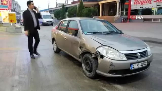 Direksiyon başında uyuyakalan sürücü, otomobiliyle 2 kişiye çarptı Direksiyon başında uyuyakalan sürücü, otomobiliyle 2 kişiye çarptı