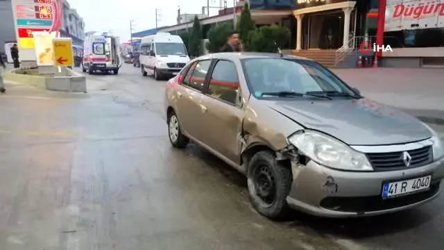 Direksiyon başında uyuyakalan sürücü, otomobiliyle 2 kişiye çarptı Direksiyon başında uyuyakalan sürücü, otomobiliyle 2 kişiye çarptı