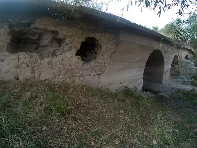 Tarihi taş köprü define avcılarının hedefi oldu