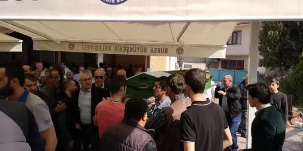 Tarlada öldürülen çiftçi toprağa verildi Tarlada öldürülen çiftçi toprağa verildi