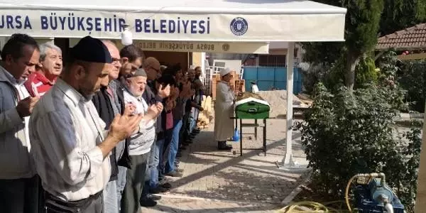Tarlada öldürülen çiftçi toprağa verildi Tarlada öldürülen çiftçi toprağa verildi