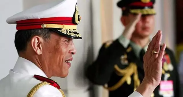 Tayland Kralı Vajiralongkorn, karısının önünde baş metresi ilan ettiği kadın tarafından aldatıldı Tayland Kralı Vajiralongkorn, karısının önünde baş metresi ilan ettiği kadın tarafından aldatıldı
