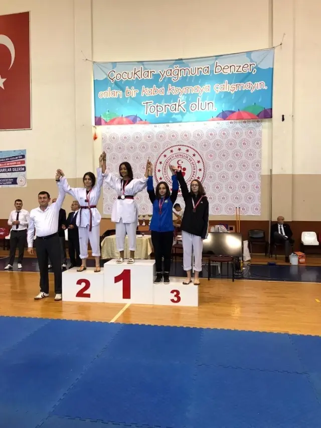 Toga Spor Kulübü ilçeye kupalarla döndü Toga Spor Kulübü ilçeye kupalarla döndü