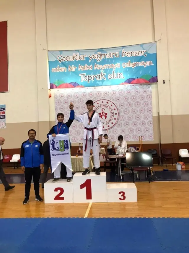 Toga Spor Kulübü ilçeye kupalarla döndü Toga Spor Kulübü ilçeye kupalarla döndü
