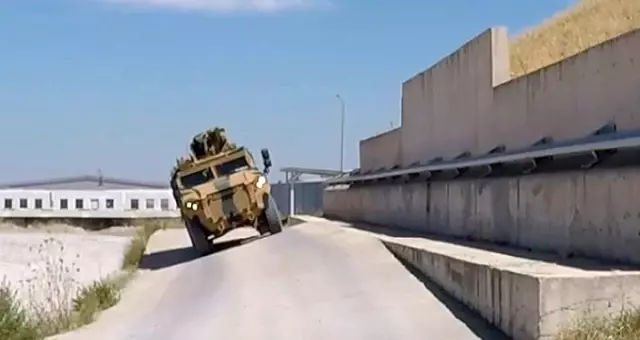 TSK'nın dev askeri zırhlıları karanlıkta görünmez oluyor