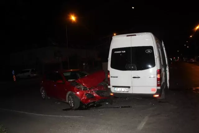 Tur minibüsüyle otomobil çarpıştı: 3 yaralı Tur minibüsüyle otomobil çarpıştı: 3 yaralı
