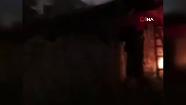 Ula'da kullanılmayan ahşap evde çatı yangını