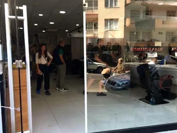 Üvey kardeşini berber koltuğunda pompalı tüfekle vurdu Üvey kardeşini berber koltuğunda pompalı tüfekle vurdu