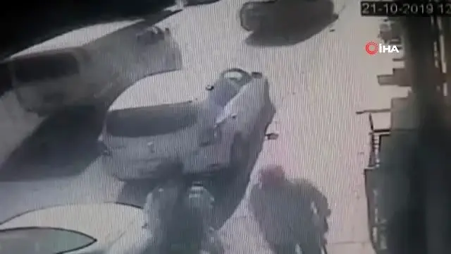 Üvey kardeşini berber koltuğunda vurup, böyle kaçtı Üvey kardeşini berber koltuğunda vurup, böyle kaçtı
