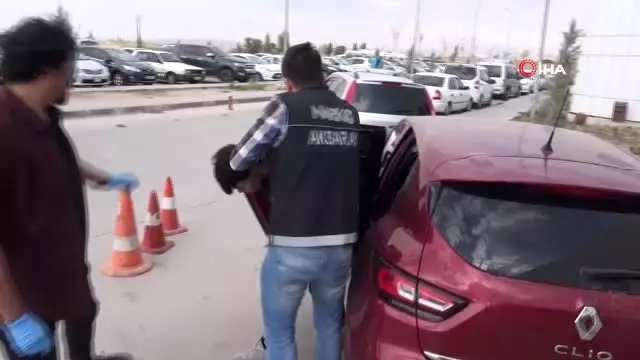 Uyuşturucu taciri suçüstü yakalandı Uyuşturucu taciri suçüstü yakalandı
