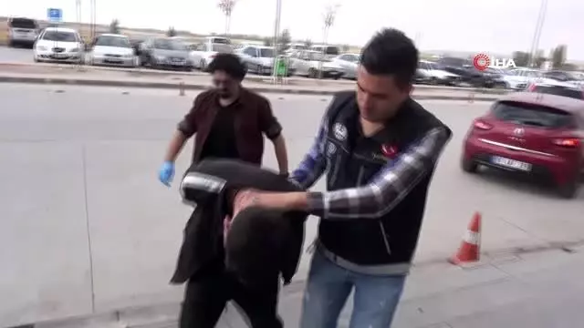 Uyuşturucu taciri suçüstü yakalandı Uyuşturucu taciri suçüstü yakalandı