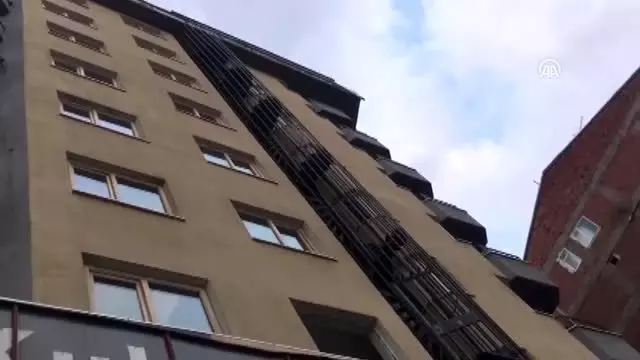 Üzerine cam düşen genç kız yaralandı Üzerine cam düşen genç kız yaralandı