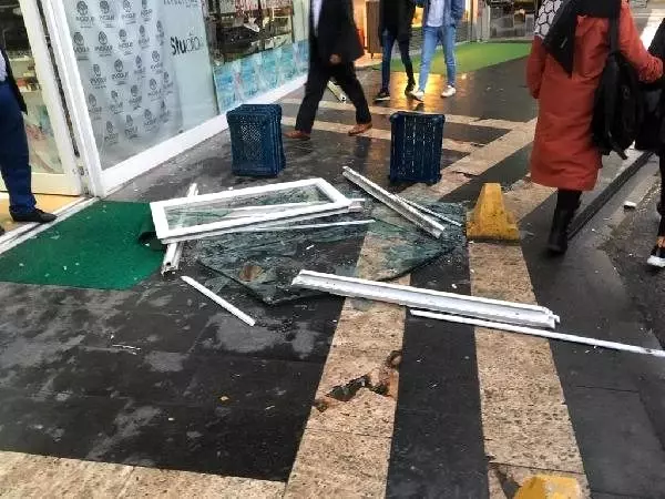 Üzerine pencere düşen genç kız yaralandı