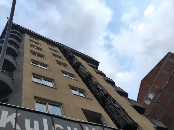 Üzerine pencere düşen genç kız yaralandı Üzerine pencere düşen genç kız yaralandı