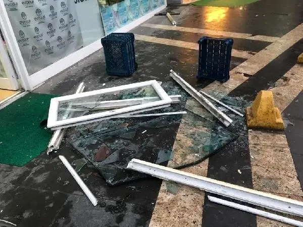 Üzerine pencere düşen genç kız yaralandı Üzerine pencere düşen genç kız yaralandı