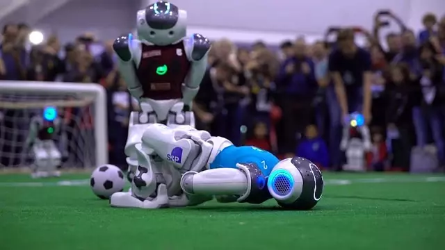 Yeşil sahalarda bu kez robot futbolcular top koşturdu