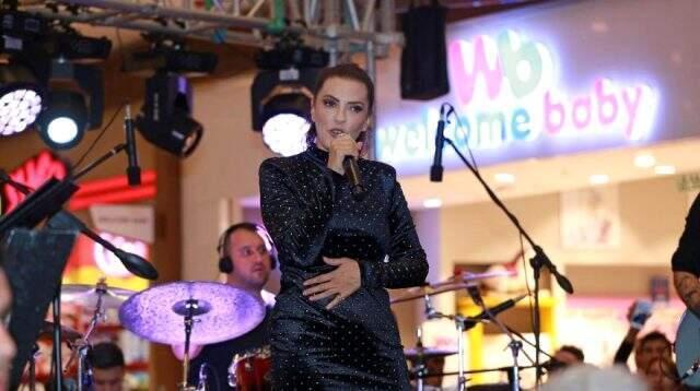 Yeşim Salkım CD'den şarkı okuyan şarkıcılara sitem etti: Kanırta kanırta sileceğiz