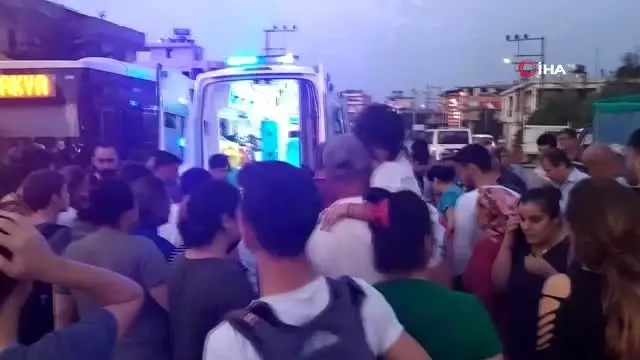 Yolun karşısına geçmeye çalışan çocuğa otomobil çarptı Yolun karşısına geçmeye çalışan çocuğa otomobil çarptı