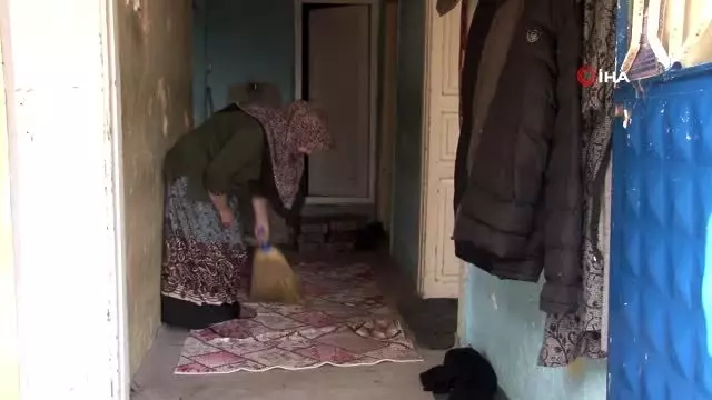 Zihinsel engelli 2 çocuğuyla harabe evde yaşam savaşı veriyor Zihinsel engelli 2 çocuğuyla harabe evde yaşam savaşı veriyor