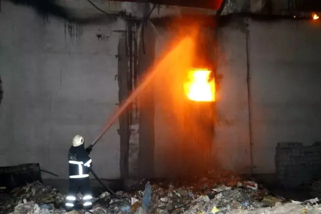 Adana'da plastik fabrikasında yangın