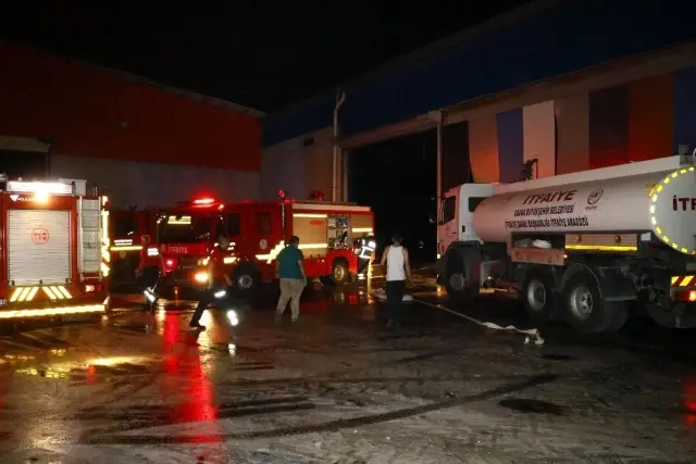 Adana'da plastik fabrikasında yangın Adana'da plastik fabrikasında yangın