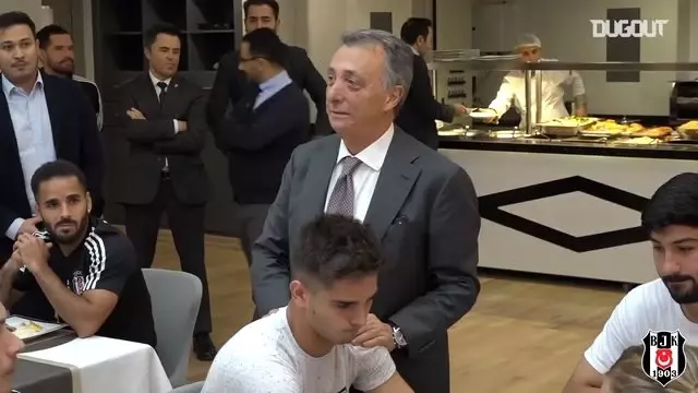Başkan Ahmet Nur Çebi Futbol Takımı ile Konuştu