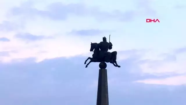 Bolu tanju özcan köroğlu heykeli eski başkana benzetilmiş Bolu tanju özcan köroğlu heykeli eski başkana benzetilmiş