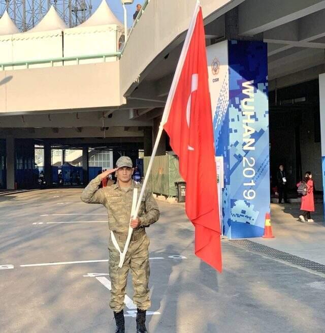 Çin'de altın madalya kazanan Taha Akgül'den asker selamı