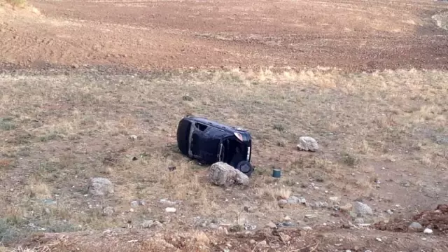 15 yaşındaki çocuk sürücünün kullandığı araç taklalar atarak tarlaya uçtu: 1 ölü, 1 yaralı 15 yaşındaki çocuk sürücünün kullandığı araç taklalar atarak tarlaya uçtu: 1 ölü, 1 yaralı