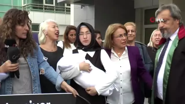 Doğum yapan karısını bıçaklayan zanlıdan şok savunma: 'İsteseydim üçünü de orada öldürürdüm' Doğum yapan karısını bıçaklayan zanlıdan şok savunma: 'İsteseydim üçünü de orada öldürürdüm'