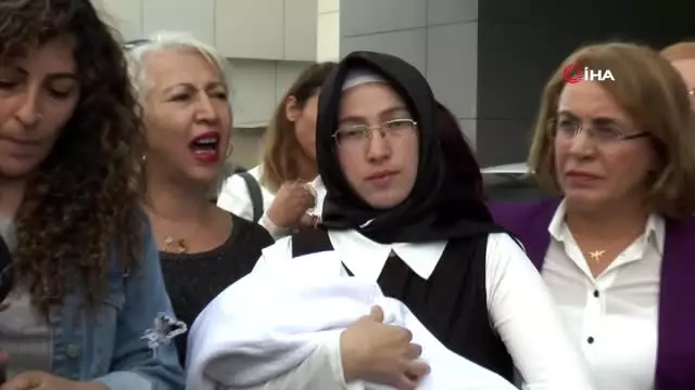 Doğum yapan karısını bıçaklayan zanlıdan şok savunma: 'İsteseydim üçünü de orada öldürürdüm' Doğum yapan karısını bıçaklayan zanlıdan şok savunma: 'İsteseydim üçünü de orada öldürürdüm'