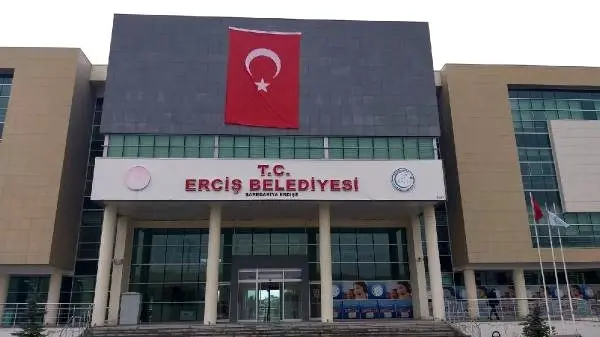 Erciş'te gözaltındaki HDP'li Çetin'in yerine Kaymakam görevlendirildi Erciş'te gözaltındaki HDP'li Çetin'in yerine Kaymakam görevlendirildi