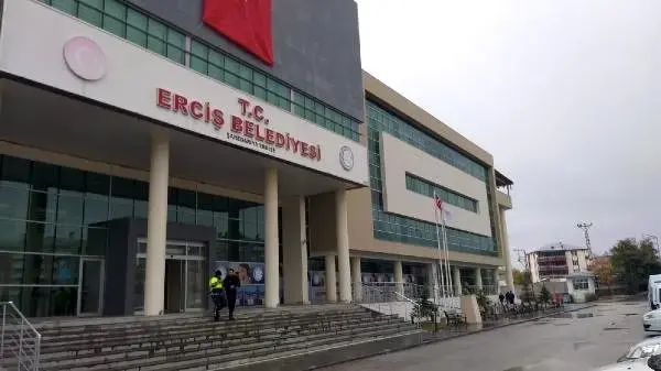 Erciş'te gözaltındaki HDP'li Çetin'in yerine Kaymakam görevlendirildi Erciş'te gözaltındaki HDP'li Çetin'in yerine Kaymakam görevlendirildi
