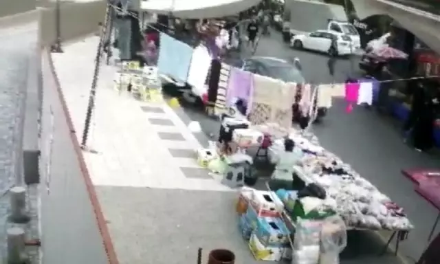 Fren yerine gaza basan sürücü otomobiliyle pazara böyle daldı Fren yerine gaza basan sürücü otomobiliyle pazara böyle daldı