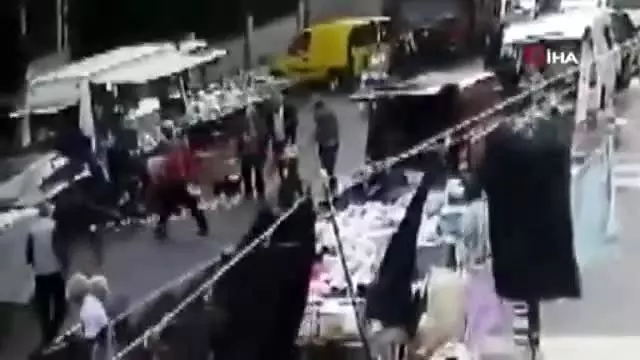 Fren yerine gaza basan sürücü otomobiliyle pazara böyle daldı Fren yerine gaza basan sürücü otomobiliyle pazara böyle daldı