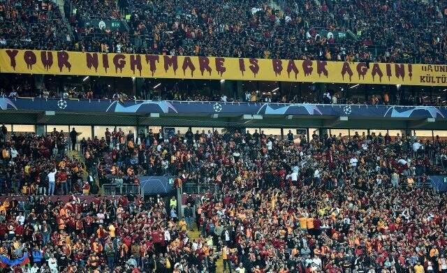 Galatasaray tribününde dikkat çeken pankartlar!