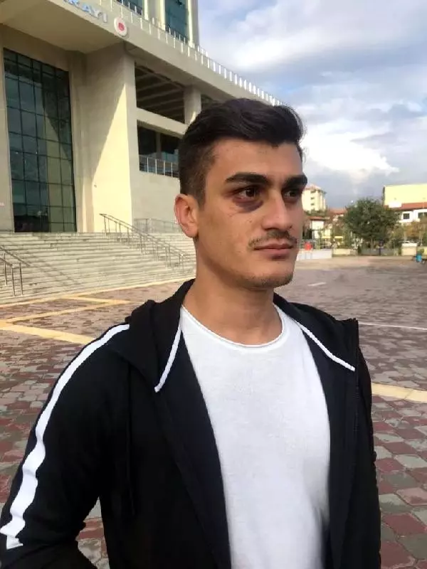 Evde yüksek sesle müzik dinleyen öğrencilere, darp ve biber gazlı müdahale Evde yüksek sesle müzik dinleyen öğrencilere, darp ve biber gazlı müdahale