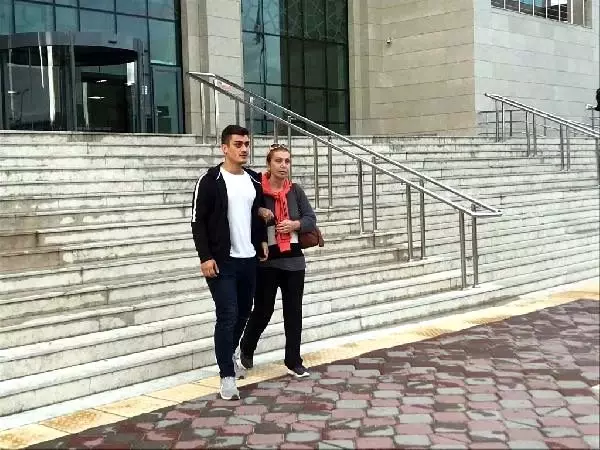Evde yüksek sesle müzik dinleyen öğrencilere, darp ve biber gazlı müdahale Evde yüksek sesle müzik dinleyen öğrencilere, darp ve biber gazlı müdahale