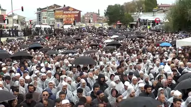 Hacı İsmail Fakirullah Bilgin'in cenaze namazında izdiham Hacı İsmail Fakirullah Bilgin'in cenaze namazında izdiham