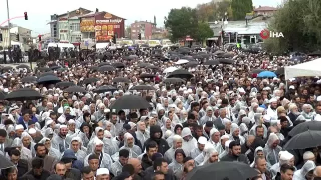 Hacı İsmail Fakirullah Bilgin'in cenaze namazında izdiham Hacı İsmail Fakirullah Bilgin'in cenaze namazında izdiham