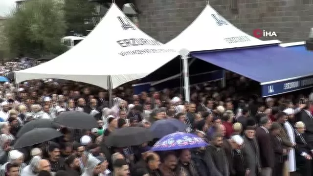 Hacı İsmail Fakirullah Bilgin'in cenaze namazında izdiham Hacı İsmail Fakirullah Bilgin'in cenaze namazında izdiham