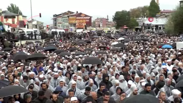 Hacı İsmail Fakirullah Bilgin'in cenaze namazında izdiham Hacı İsmail Fakirullah Bilgin'in cenaze namazında izdiham
