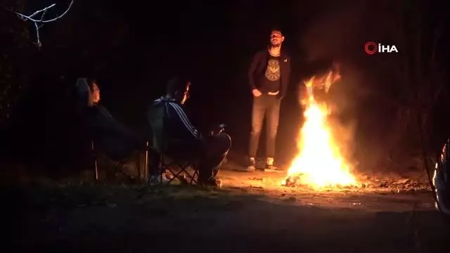 Hırsızlardan bıkan köylü, armut bahçesinde sabaha kadar nöbet tutuyor Hırsızlardan bıkan köylü, armut bahçesinde sabaha kadar nöbet tutuyor