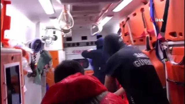 İskenderun körfezinde şiddetli yağmur ve fırtına balıkçıları canından ediyordu İskenderun körfezinde şiddetli yağmur ve fırtına balıkçıları canından ediyordu