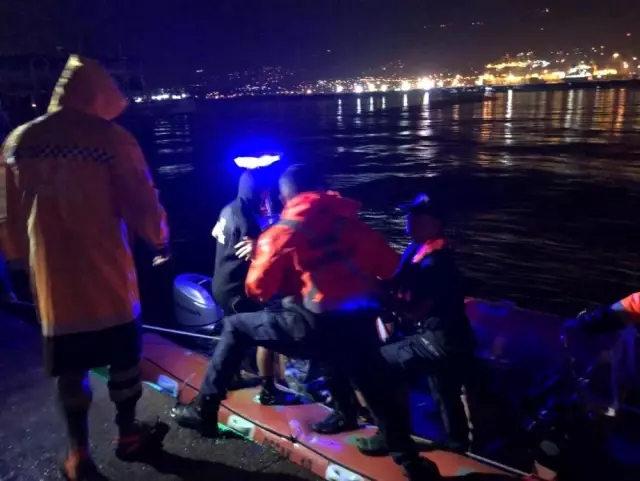 İskenderun körfezinde şiddetli yağmur ve fırtına balıkçıları canından ediyordu İskenderun körfezinde şiddetli yağmur ve fırtına balıkçıları canından ediyordu