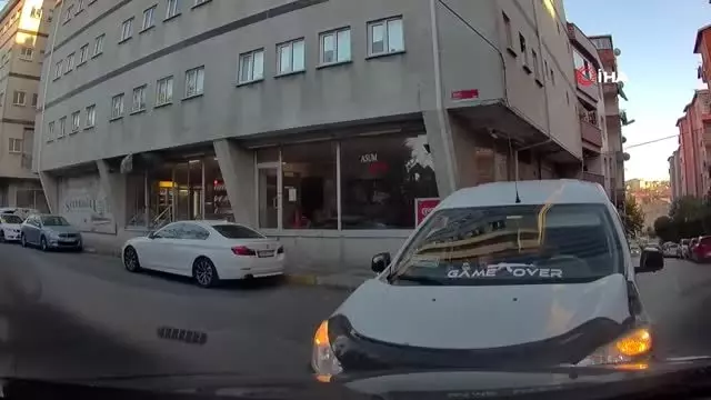 İstanbul'da aracıyla kafa kafaya çarpışan sürücü aracını tekmeledi İstanbul'da aracıyla kafa kafaya çarpışan sürücü aracını tekmeledi