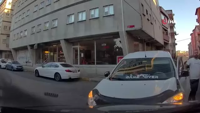 İstanbul'da aracıyla kafa kafaya çarpışan sürücü aracını tekmeledi İstanbul'da aracıyla kafa kafaya çarpışan sürücü aracını tekmeledi
